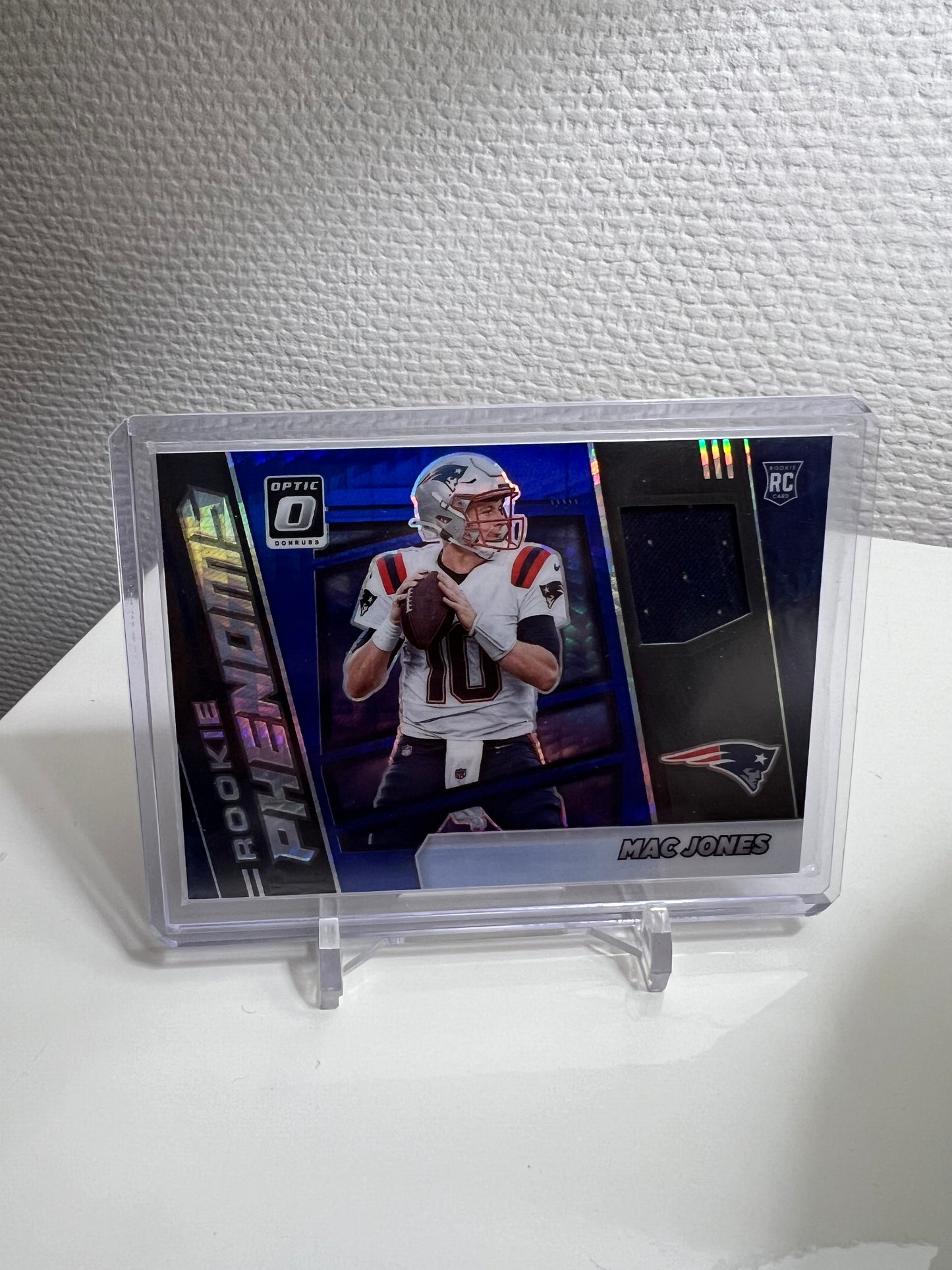 Donruss Optic 21 - Mac Jones Rookie Phenoms Hyper Blue Prizm Jersey - New England Patriots #RPH-6